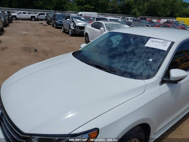 1VWAT7A34HC006842 Volkswagen Passat 1.8t S
