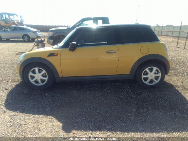 2009 MINI COOPER HARDTOP VIN: WMWMF335X9TT68851
