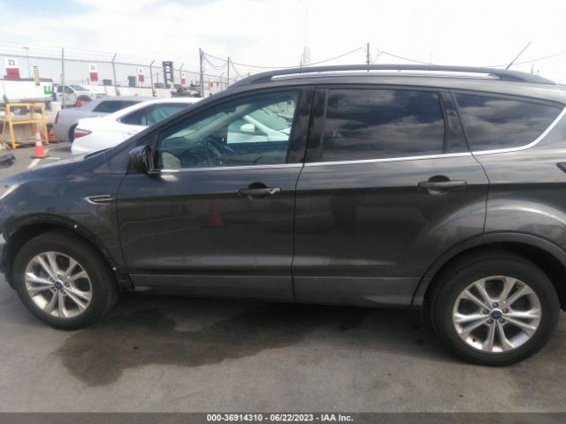 1FMCU9HD2JUC89577 Ford ESCAPE SEL