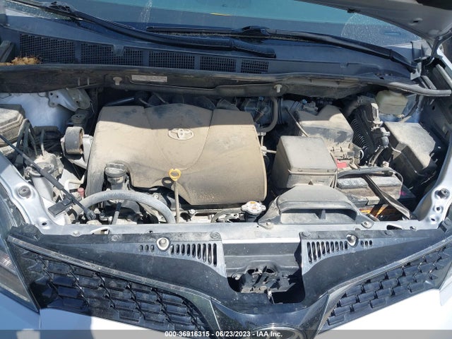 Toyota SIENNA SE 2018 5TDXZ3DC5JS922921 Image 9