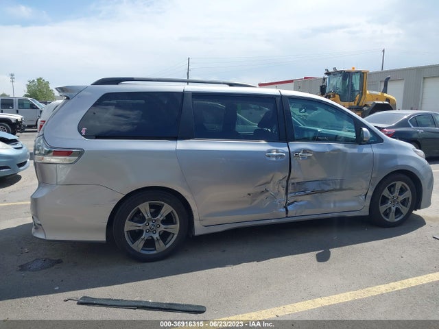 2018 TOYOTA SIENNA SE VIN: 5TDXZ3DC5JS922921