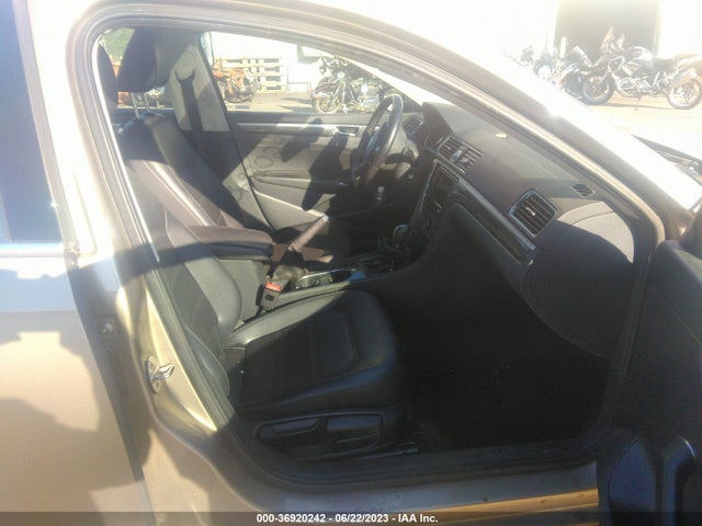 1VWBT7A39GC011361 Volkswagen Passat 1.8t Se