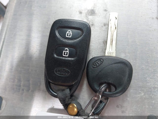 2011 KIA SORENTO LX VIN: 5XYKT4A19BG089207