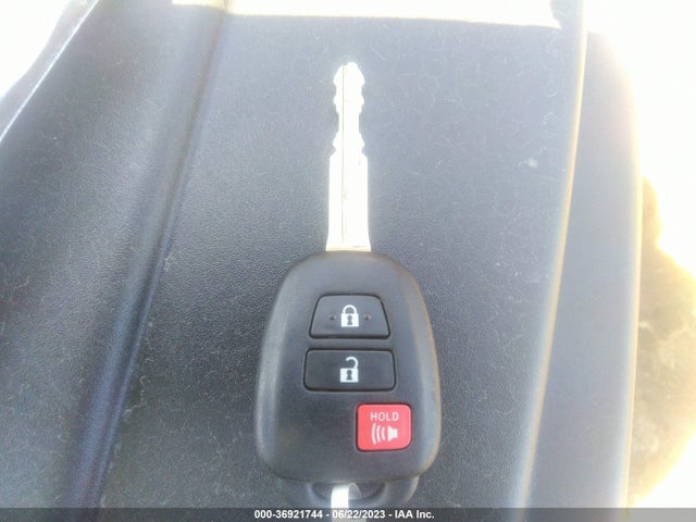 Toyota RAV4 LE 2015 JTMBFREV3FJ030578 Image 3