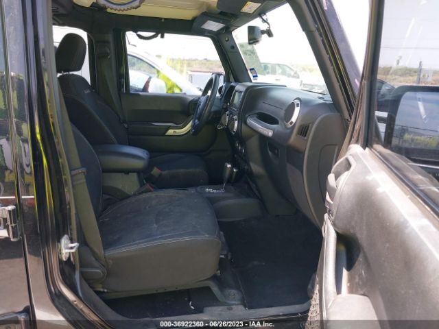 1C4BJWEG3GL305581 Jeep Wrangler Unlimited Sahara