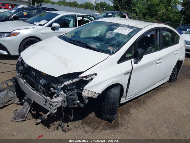 Toyota Prius Three 2014 JTDKN3DU6E0390019 Image 2