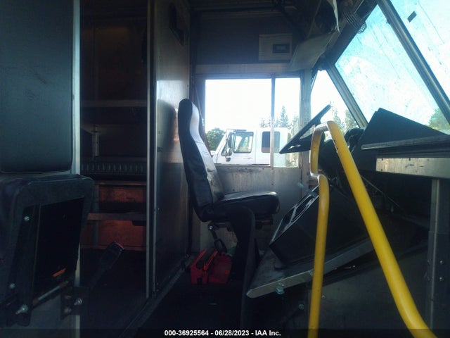 2016 Freightliner MT 45G FRONT GASOLINE ENGINE WALK IN VAN CHASSIS, VIN: 4UZAC2DV0GCHU9725