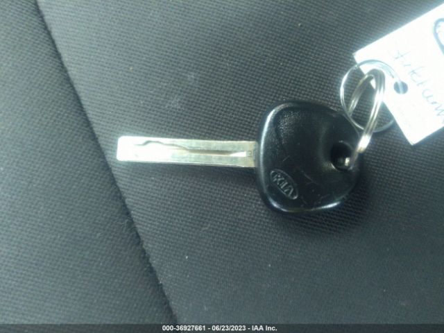 KNDJN2A21F7221883 KIA Soul Base