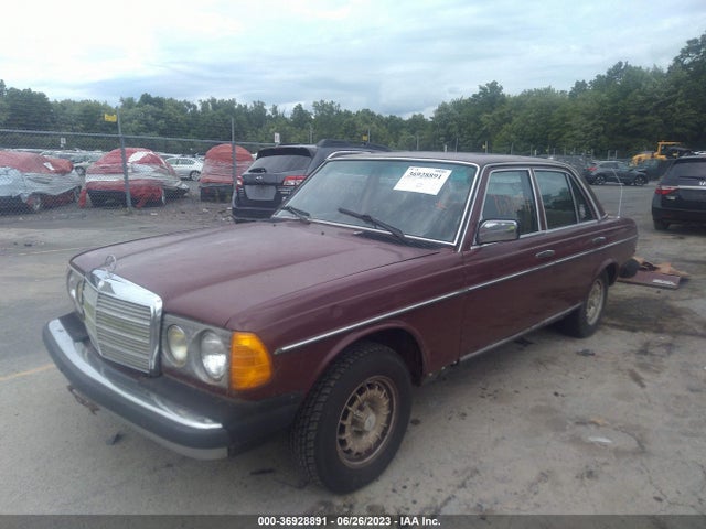1982 MERCEDES-BENZ 240 D VIN: WDBAB23A5CB311221