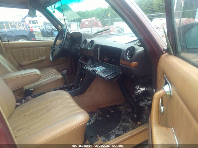 1982 MERCEDES-BENZ 240 D VIN: WDBAB23A5CB311221