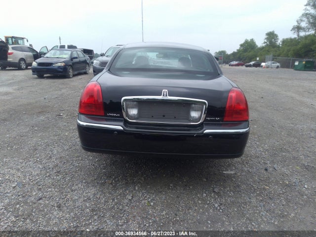 2005 LINCOLN TOWN CAR SIGNATURE LIMITED VIN: 1LNHM82W55Y671790
