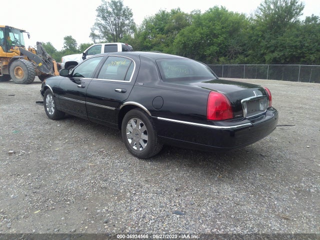 2005 LINCOLN TOWN CAR SIGNATURE LIMITED VIN: 1LNHM82W55Y671790