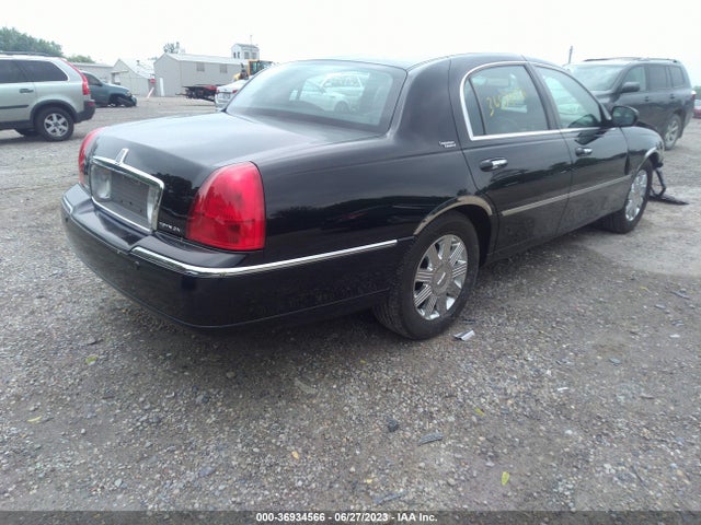 2005 LINCOLN TOWN CAR SIGNATURE LIMITED VIN: 1LNHM82W55Y671790