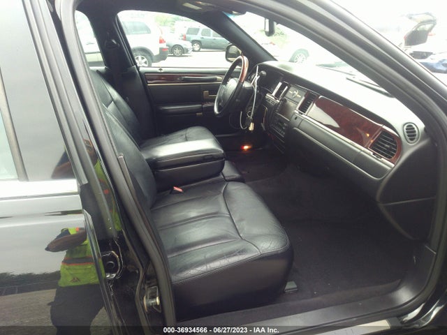 2005 LINCOLN TOWN CAR SIGNATURE LIMITED VIN: 1LNHM82W55Y671790