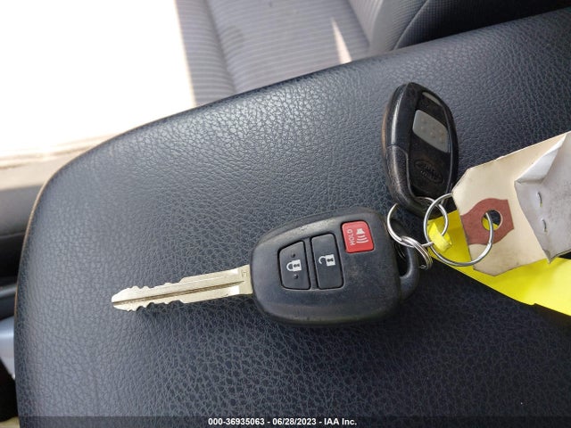 Toyota RAV4 LE 2015 JTMBFREV9FJ035848 Image 11
