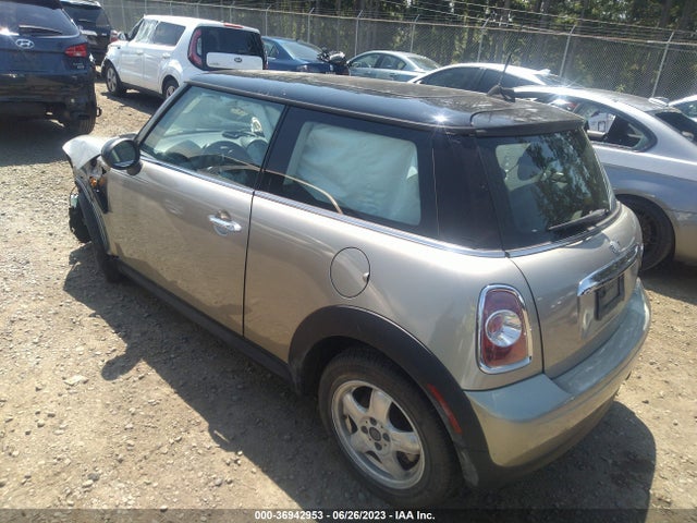 2011 MINI COOPER HARDTOP WMWSU3C59BT092813 Photo 2