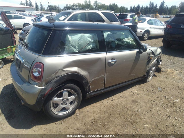 2011 MINI COOPER HARDTOP WMWSU3C59BT092813 Photo 3