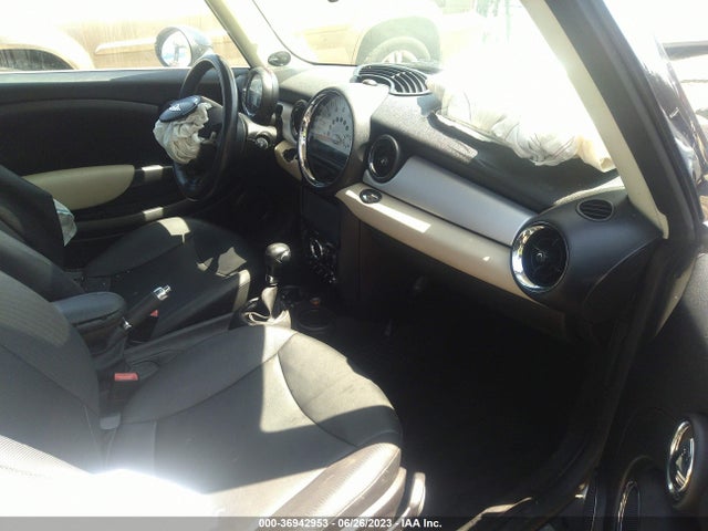 2011 MINI COOPER HARDTOP WMWSU3C59BT092813 Photo 4