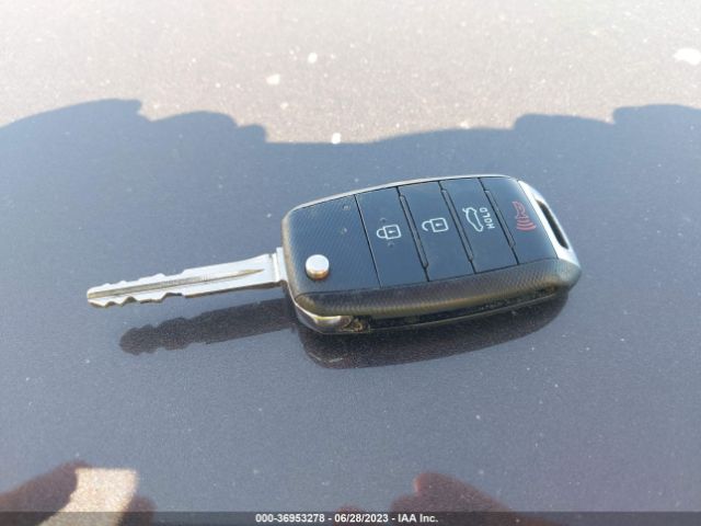 3KPFK4A7XJE185917 KIA FORTE LX