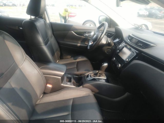 JN1BJ1CR8HW144056 Nissan Rogue Sport Sl