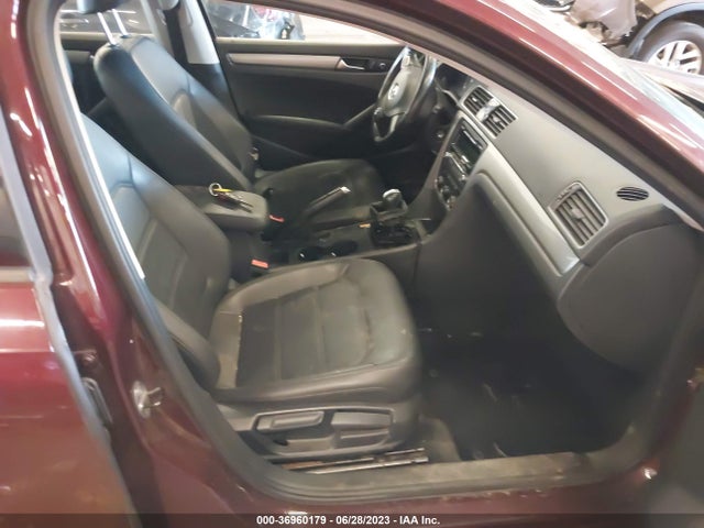 1VWAT7A38EC076033 Volkswagen Passat Wolfsburg Ed