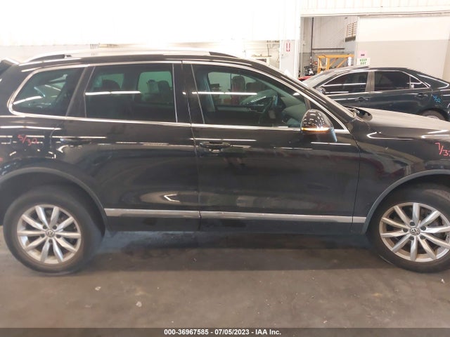 2017 Volkswagen Touareg, VIN: WVGEF7BP9HD006936