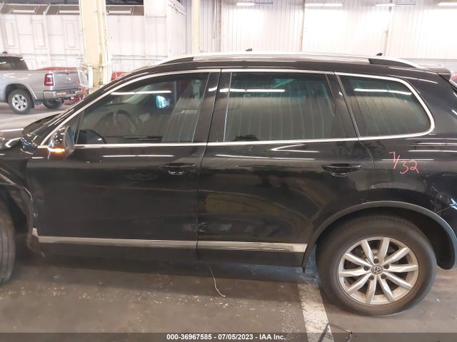 2017 Volkswagen Touareg, VIN: WVGEF7BP9HD006936