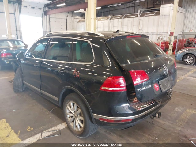 2017 Volkswagen Touareg, VIN: WVGEF7BP9HD006936