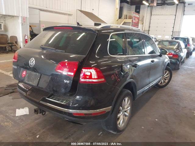 2017 Volkswagen Touareg, VIN: WVGEF7BP9HD006936