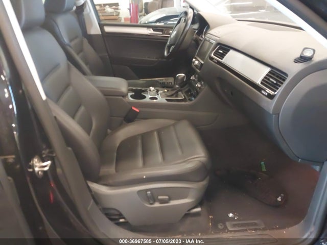2017 Volkswagen Touareg, VIN: WVGEF7BP9HD006936