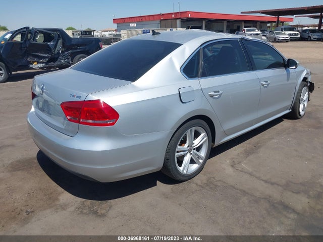 1VWBT7A39EC081598 Volkswagen Passat Se W/sunroof