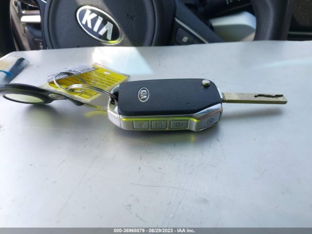 KNDCB3LC4L5399517 KIA NIRO LX