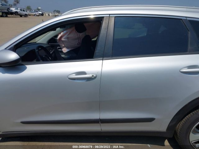 KNDCB3LC4L5399517 KIA NIRO LX