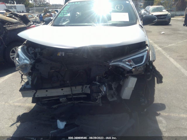 Toyota RAV4 SE 2018 JTMNFREV0JJ168794 Image 4
