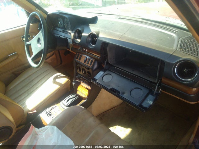 1983 MERCEDES-BENZ 240 D VIN: WDBAB23A7DB374676