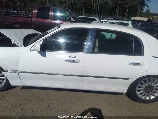 2005 LINCOLN TOWN CAR SIGNATURE LIMITED VIN: 1LNHM82W25Y629609