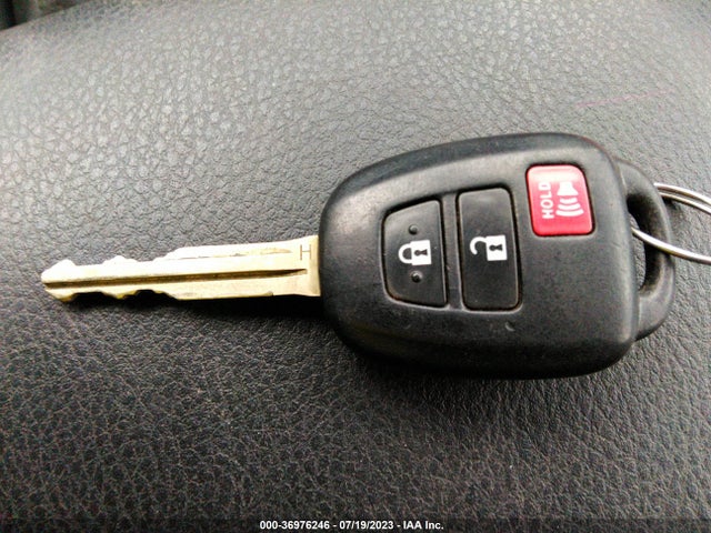 2013 TOYOTA RAV4 XLE VIN: JTMRFREV7D5005557