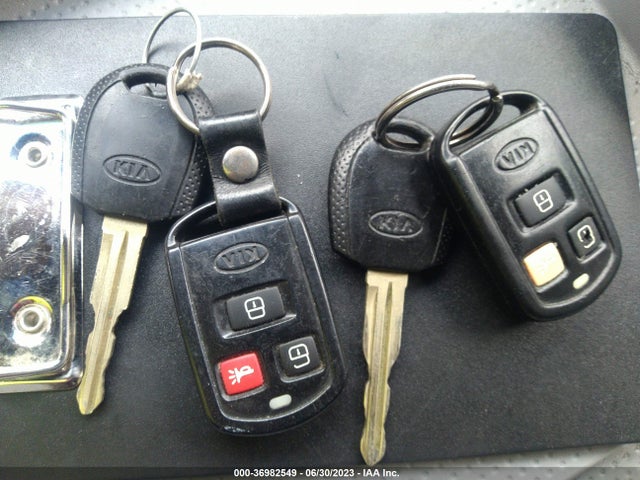 2004 KIA SEDONA LX/EX VIN: KNDUP131546506109