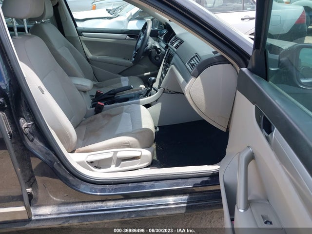 1VWAT7A34HC047956 Volkswagen Passat 1.8t S