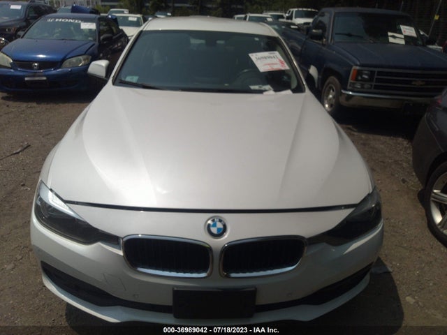 BMW 320i Xdrive 2017 WBA8E5G32HNU44042 Image 12