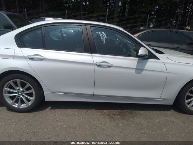 BMW 320i Xdrive 2017 WBA8E5G32HNU44042 Image 13