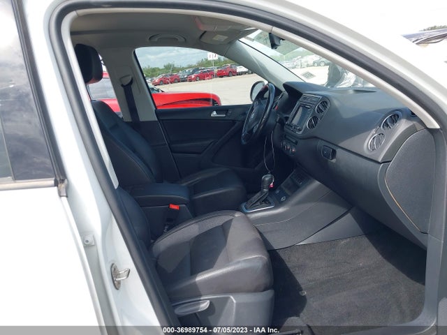 WVGAV7AX3HK030437 Volkswagen TIGUAN