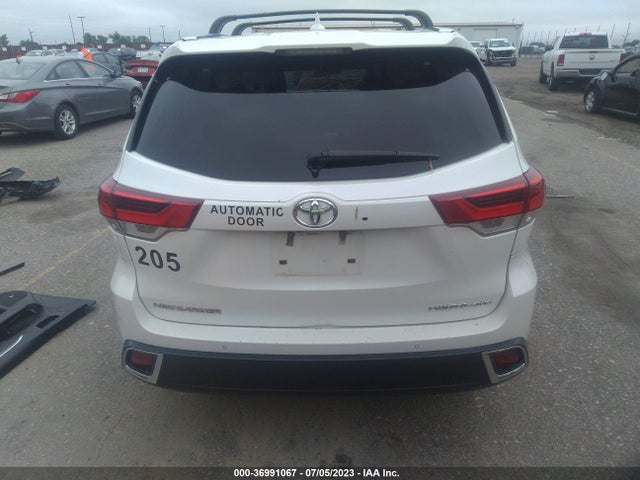 Toyota Highlander Limited Platinum 2018 5TDDZRFH8JS871770 Image 17