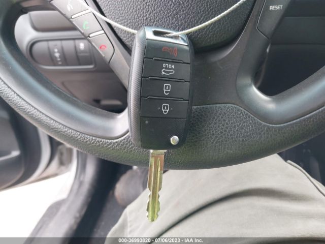 3KPFK4A7XJE209472 KIA FORTE LX