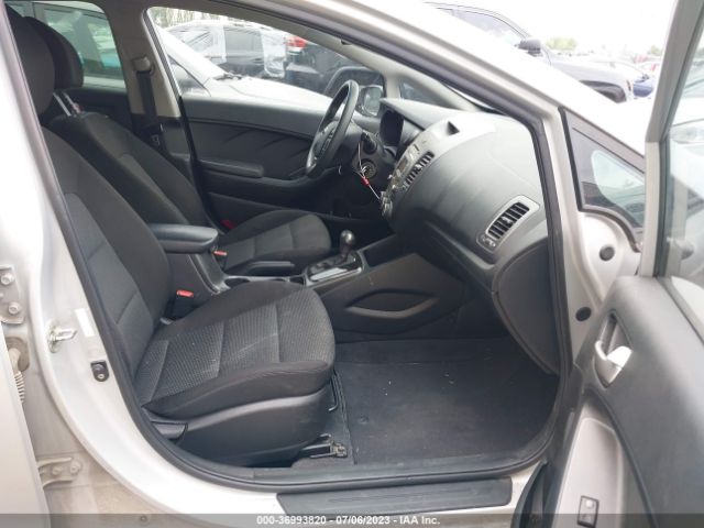 3KPFK4A7XJE209472 KIA FORTE LX