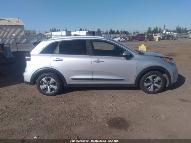 KNDCB3LC8H5074182 KIA NIRO LX