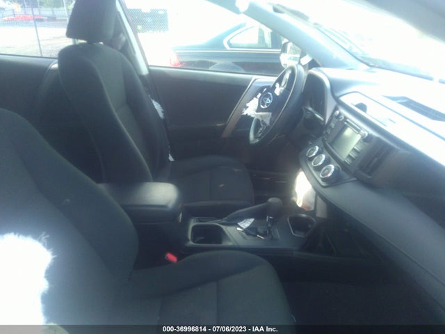 Toyota RAV4 LE 2018 JTMBFREV3JD229637 Image 5
