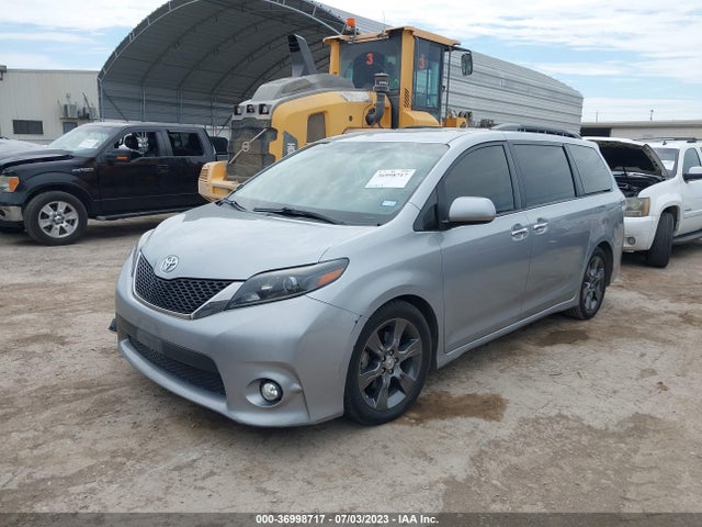 Toyota SIENNA SE 2015 5TDXK3DC2FS635788 Image 2