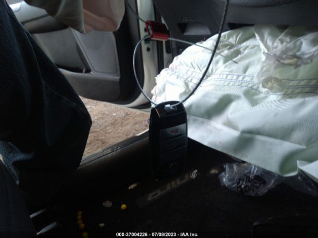 KNDCB3LC2J5204947 KIA NIRO LX