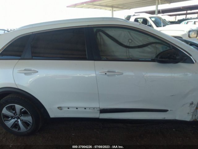 KNDCB3LC2J5204947 KIA NIRO LX